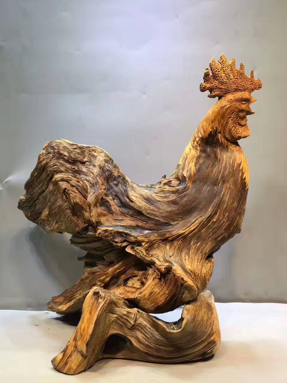 崖柏根雕《大公鸡》造型生动形象 创意礼品摆件